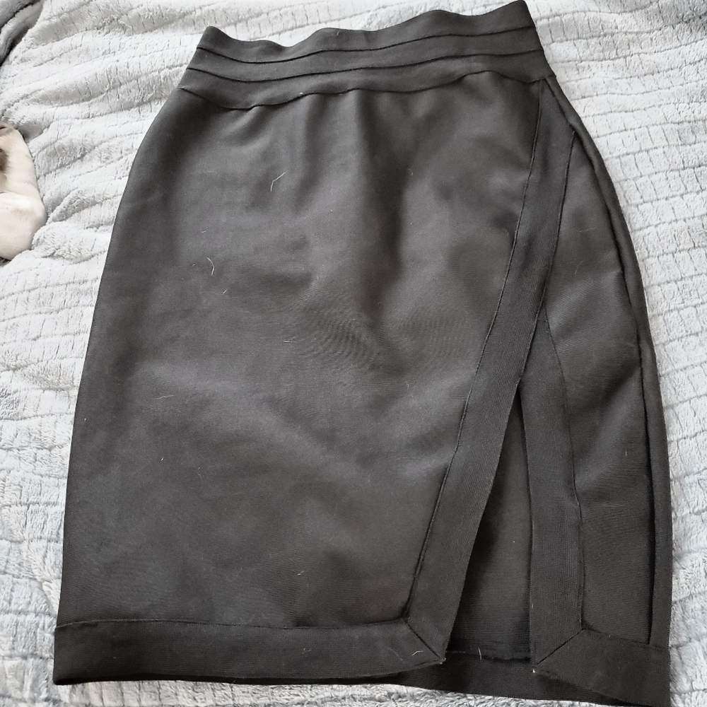 Pencil skirt mid length with slit great details